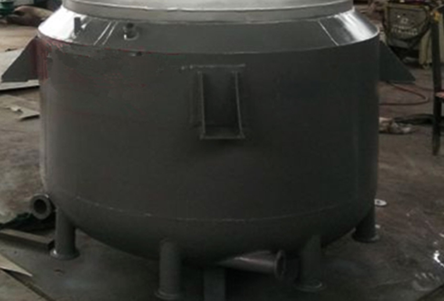 Jacketed vessel shell with inner liner